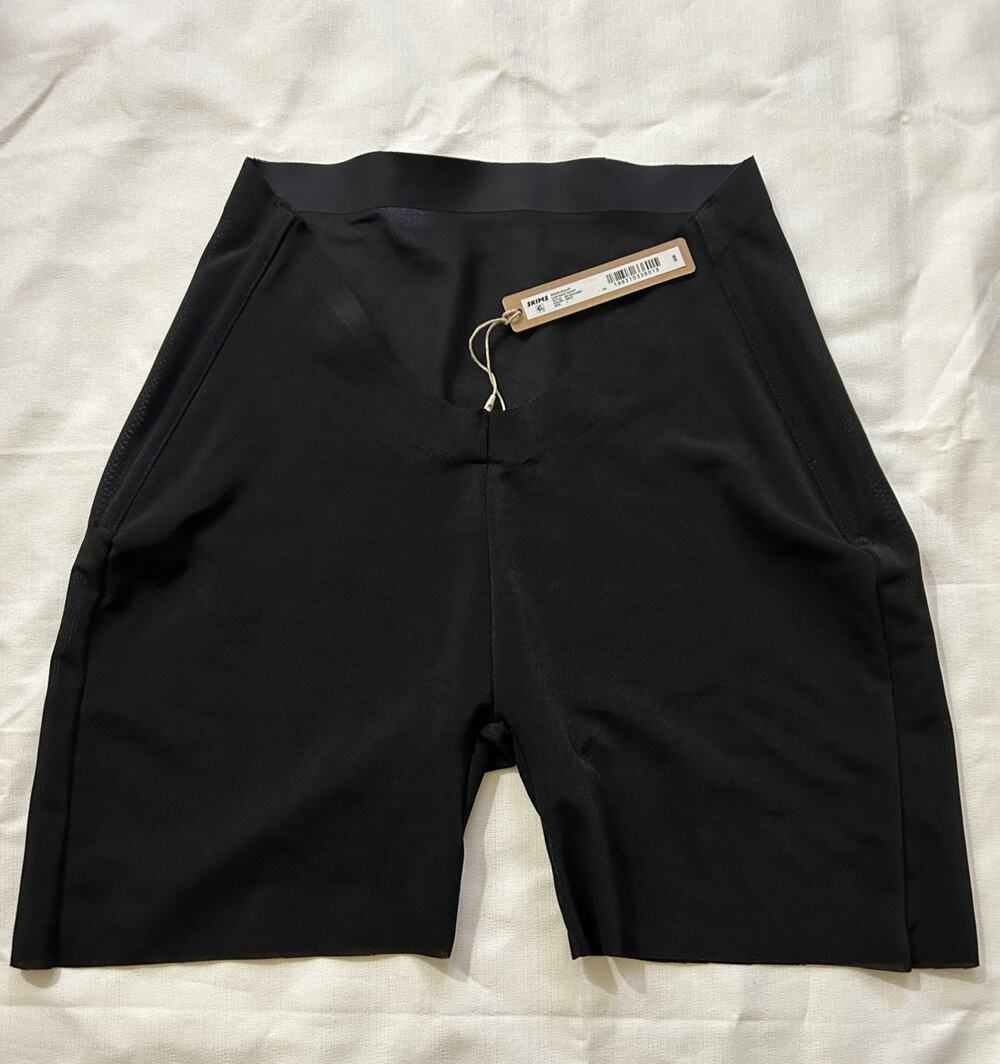 Skims NWT Sheer Scult Low Back Short Black Size Large